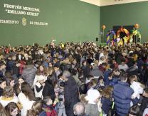 Cabalgata 2019: Tirada de caramelos por bar Chandro, reparto de migas por la Cofradía y ambiente en el reparto de regalos