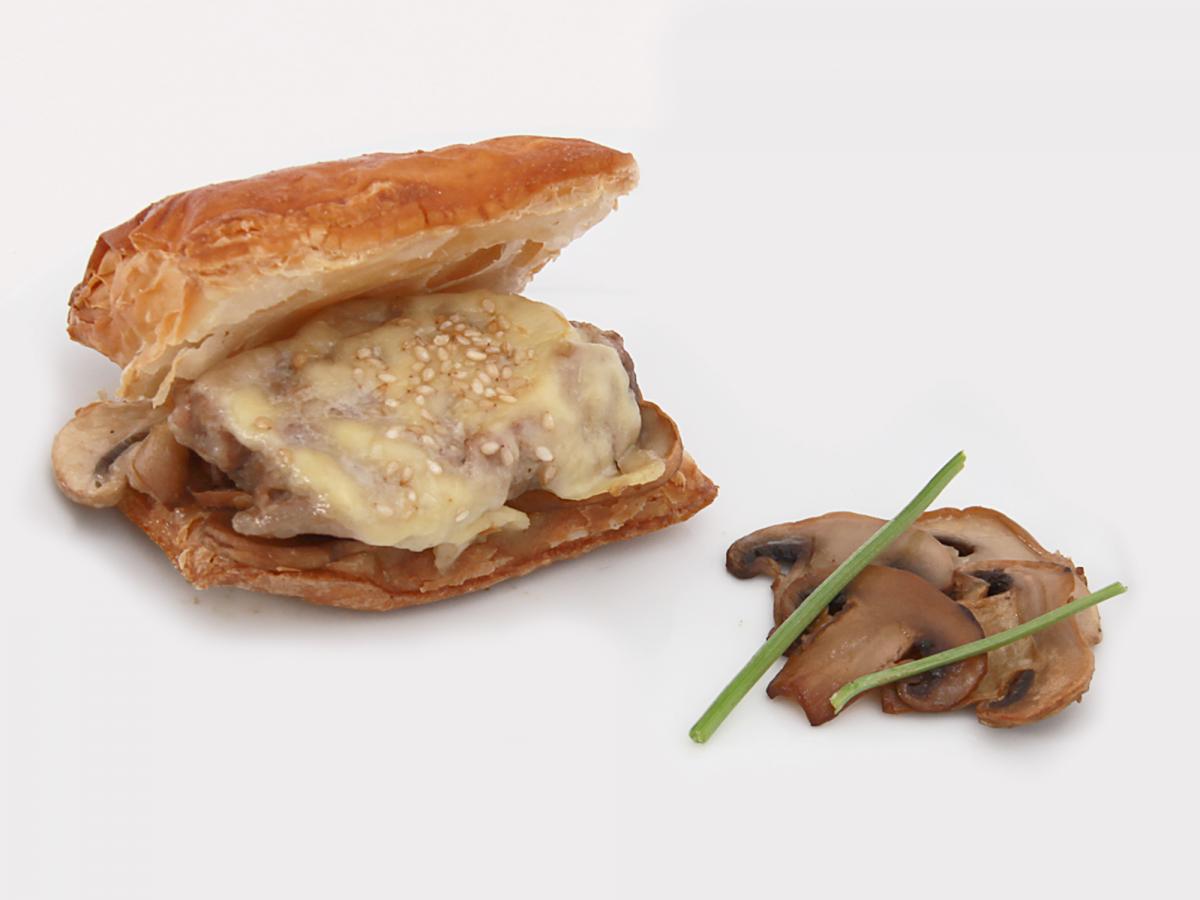 Cofre del tesoro  Bar Chandro   Hojaldre relleno de cebolla caramelizada, champiñones, solomillo de cerdo en salsa de champiñón, queso gratinado y semillas de sésamo. bar Chandro. 