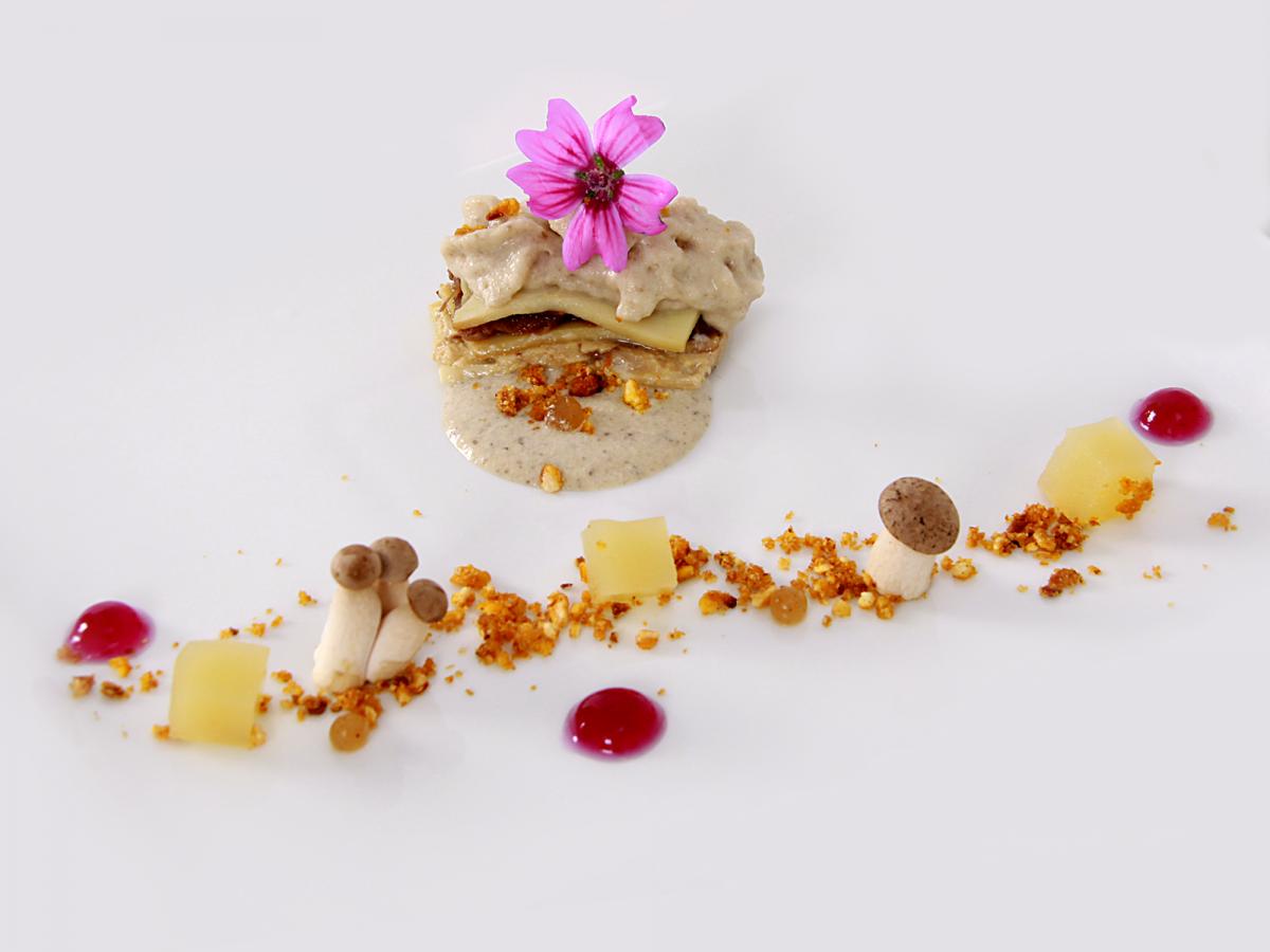 El hongo en su entorno  Bar Gallo de oro  Milhojas de foie, carrilleras y setas.. 