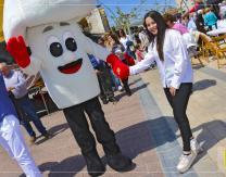 Mascota- Fungi saludando en la Feria Intercultural