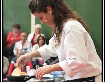 Beatriz Ezquerro Díez friendo alcachofas empanadas, ingrediente clave en su ensalada templada