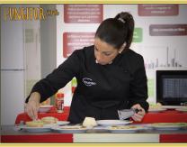 Rosa Chandro mostrando los dotes de la cocina familiar de Restaurante Chandro