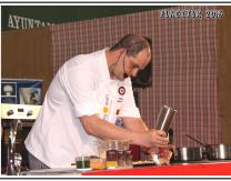 Miguel Martínez (Casa Chuchi) elaborando unos espárragos tibios con velo de tocineta y espuma de seta de ostra