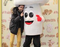 Presentador Sergio Phuo junto a la Mascota-Fungi en el photocall