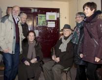 Llegada de Emiliano Guridi al Frontón Municipal, junto a sus familiares