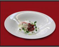 Huevo escalfado con espuma de alcachofa sobre cama de fresas, setas de ostra y germinados, plato de Ventura Martínez 