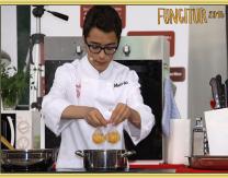Mario cocinando el huevo poche 
