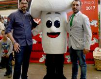 Aitor Esnal y Larry junto a la Mascota-Fungi