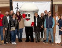 Foto de autoridades con la Mascota-Fungi