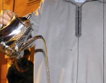 Jornada de puertas abiertas en la mezquita árabe con degustación de postres y té