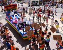 Carroza sobre el Orgullo Gay, realizada por los Reyes Mayores